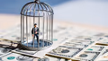 Las 10 trampas mentales que arruinan tus finanzas (y cómo evitarlas)