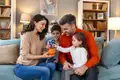 Cómo enseñar a tus hijos una relación saludable con el dinero: Guía para padres latinoamericanos
