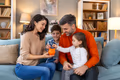 Cómo enseñar a tus hijos una relación saludable con el dinero: Guía para padres latinoamericanos