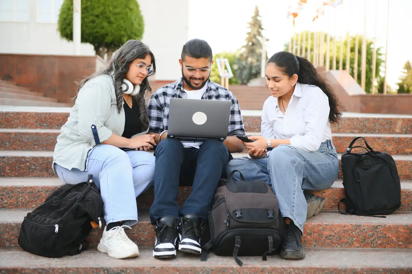 jóvenes lationamericanos buscando trabajo en el computador