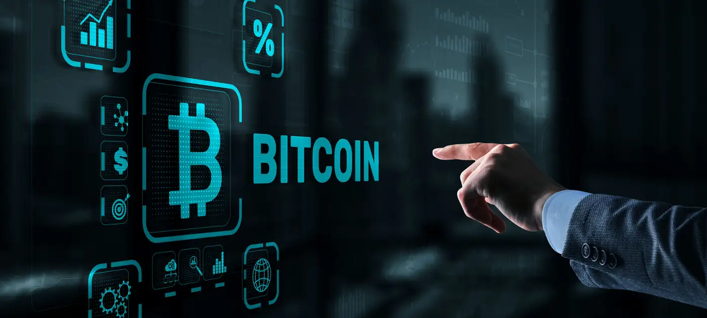 Monedas de Bitcoin sobre monedas tradicionales representando inversión en criptoactivos