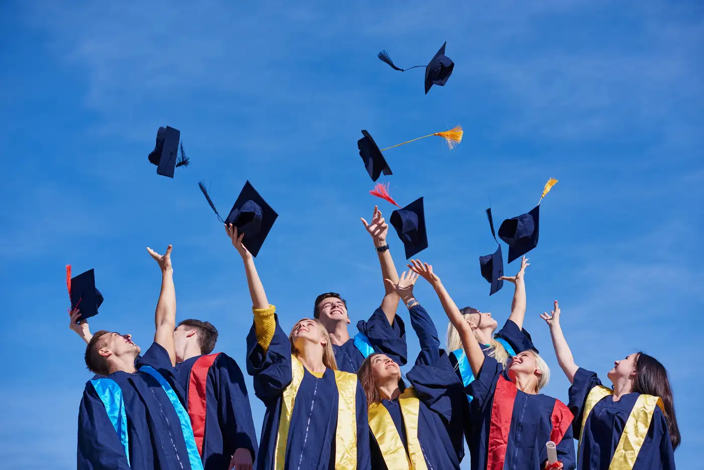 estudiantes celebrando su graduación de la universidad y comienzo del camino laboral