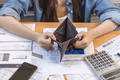 Por qué los millennials mienten sobre dinero: la vergüenza financiera que sabotea tu futuro