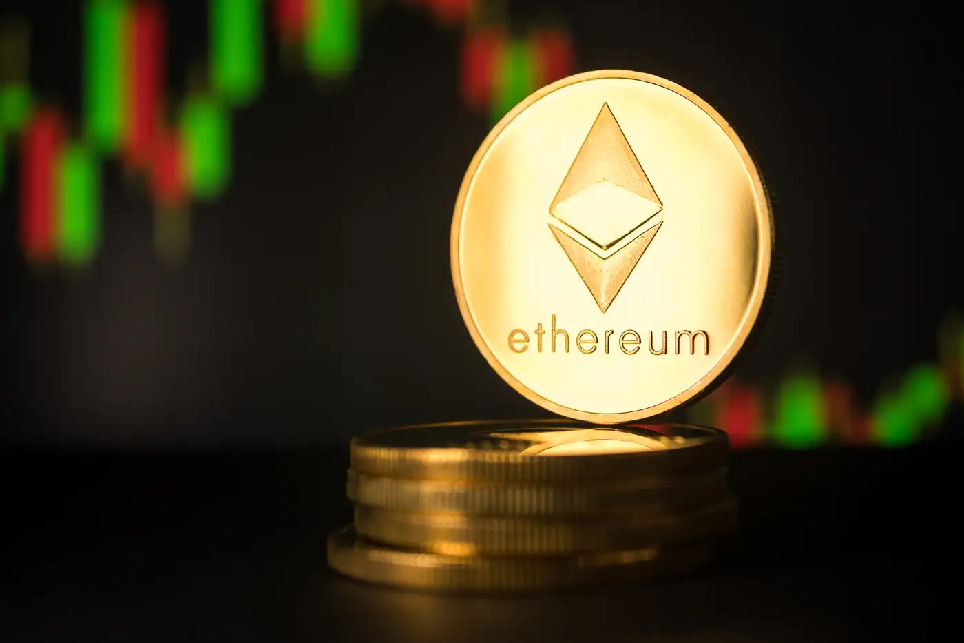 Moneda de ethereum y en el fondo un gráfico de trading
