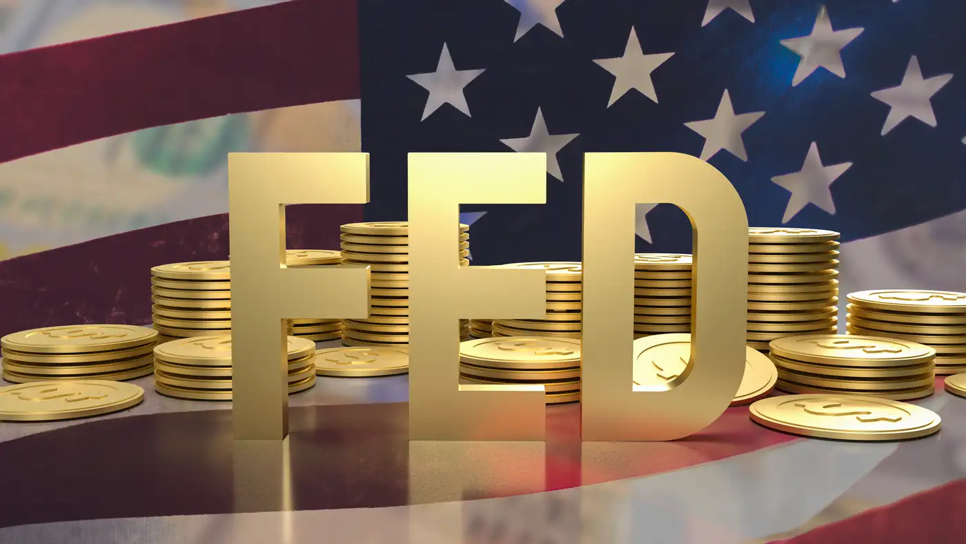 bandera de EE.UU. y símbolo de la FED representando la próxima decisión de tasas de interés