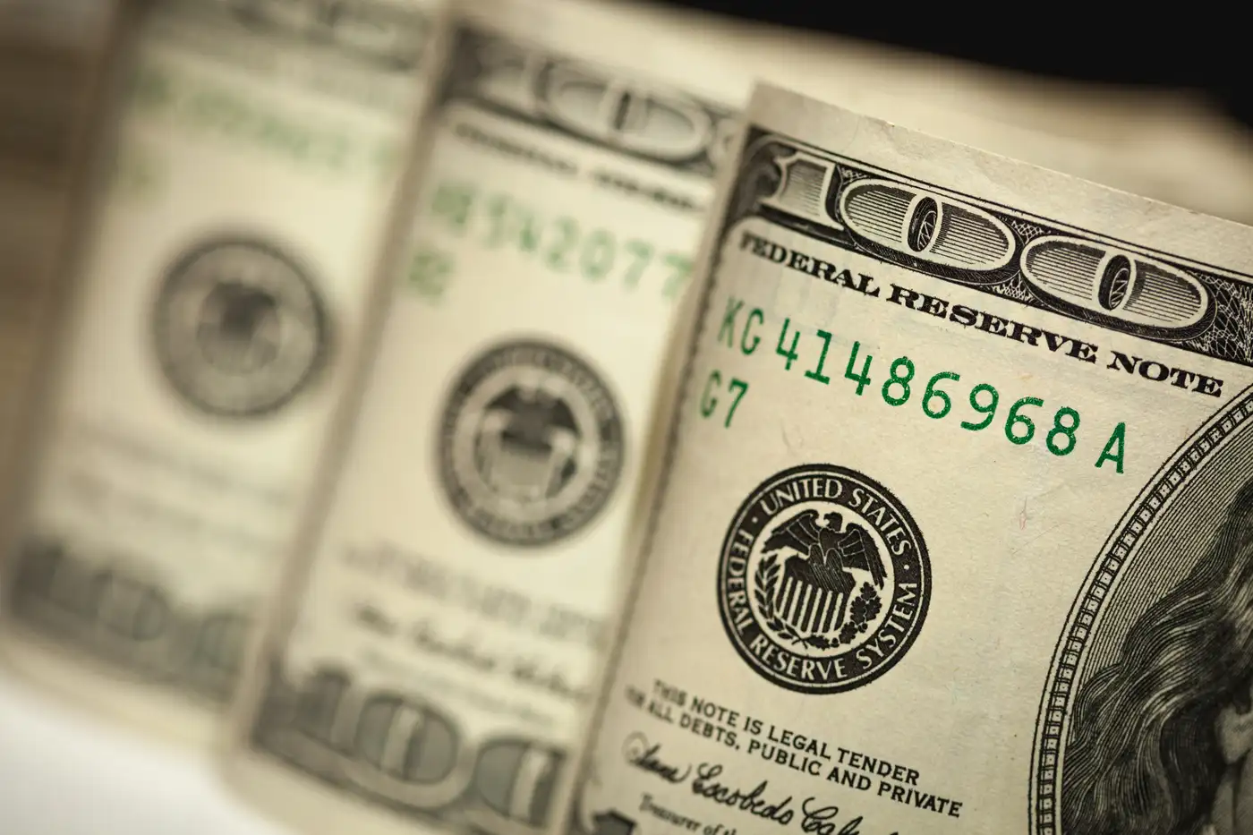 billetes de 100 dólares representando fortaleza de la moneda norteamericana