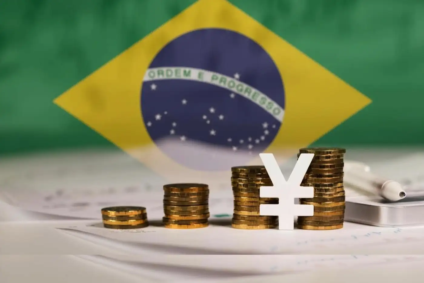 simbolo de yuan y finanzas encima de una bandera de Brasil