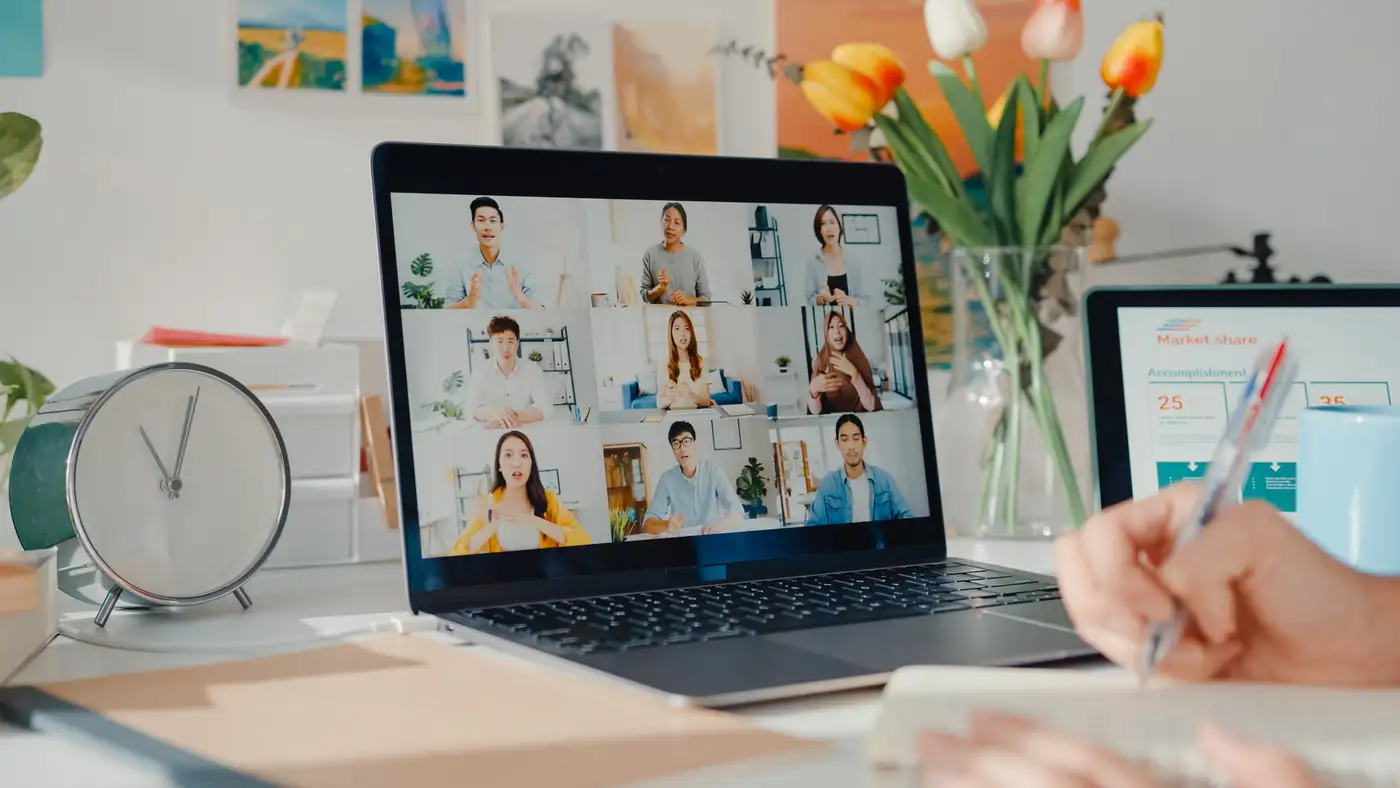 persona trabajando desde casa en una reunión online con colegas de oficina