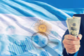 Argentina: el riesgo país toca mínimos de ocho años y los bonos en dólares suben más de 10%