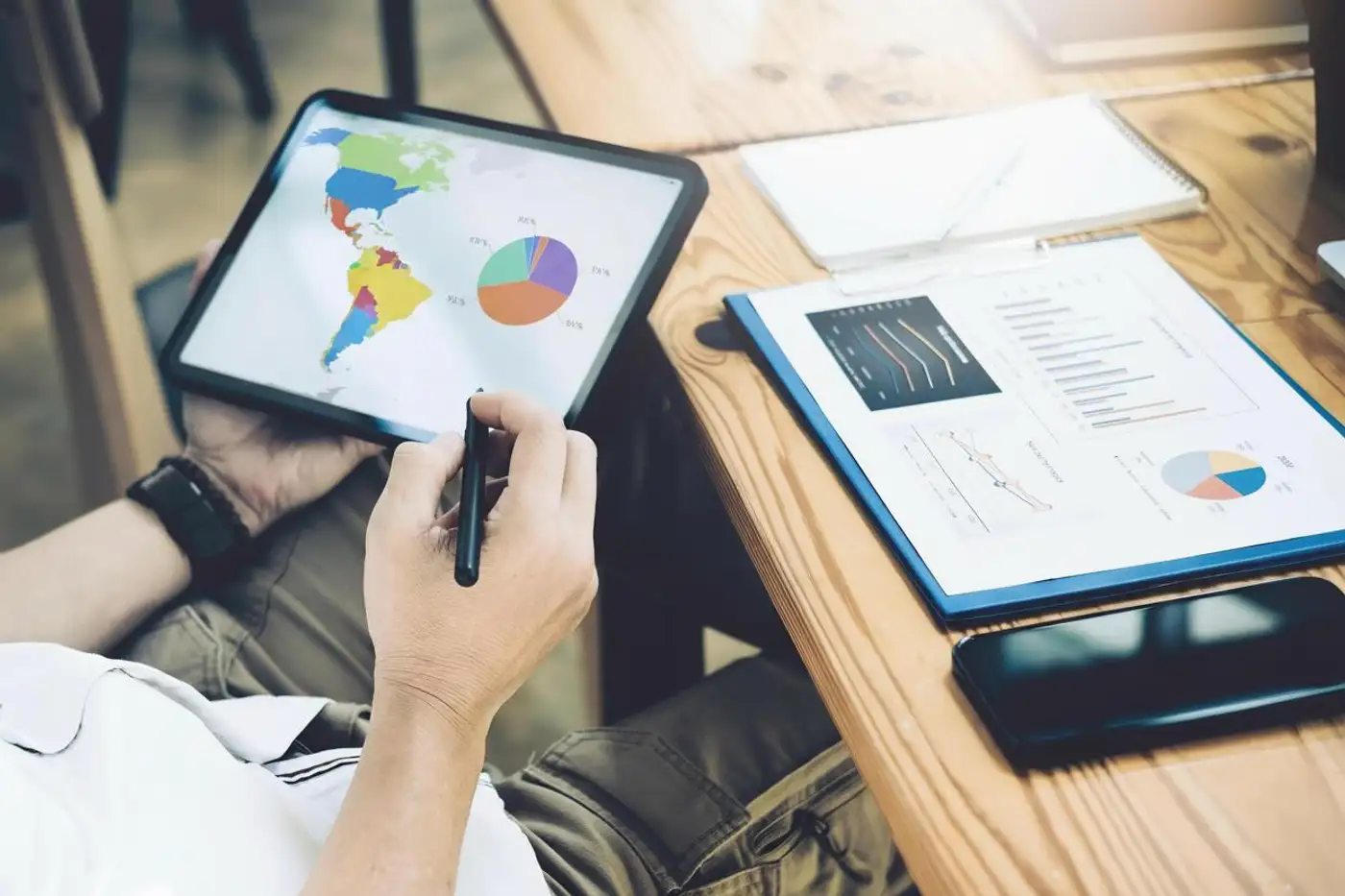 inversionista revisando su portfolio de inversiones global en ipad
