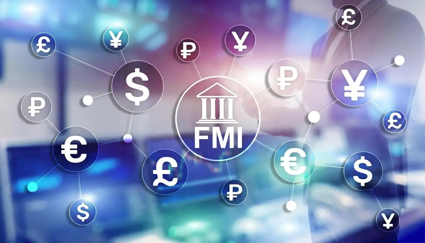 Logo del FMI conectado con monedas de todo el. mundo y al fondo pantallas con gráficos de mercado accionario