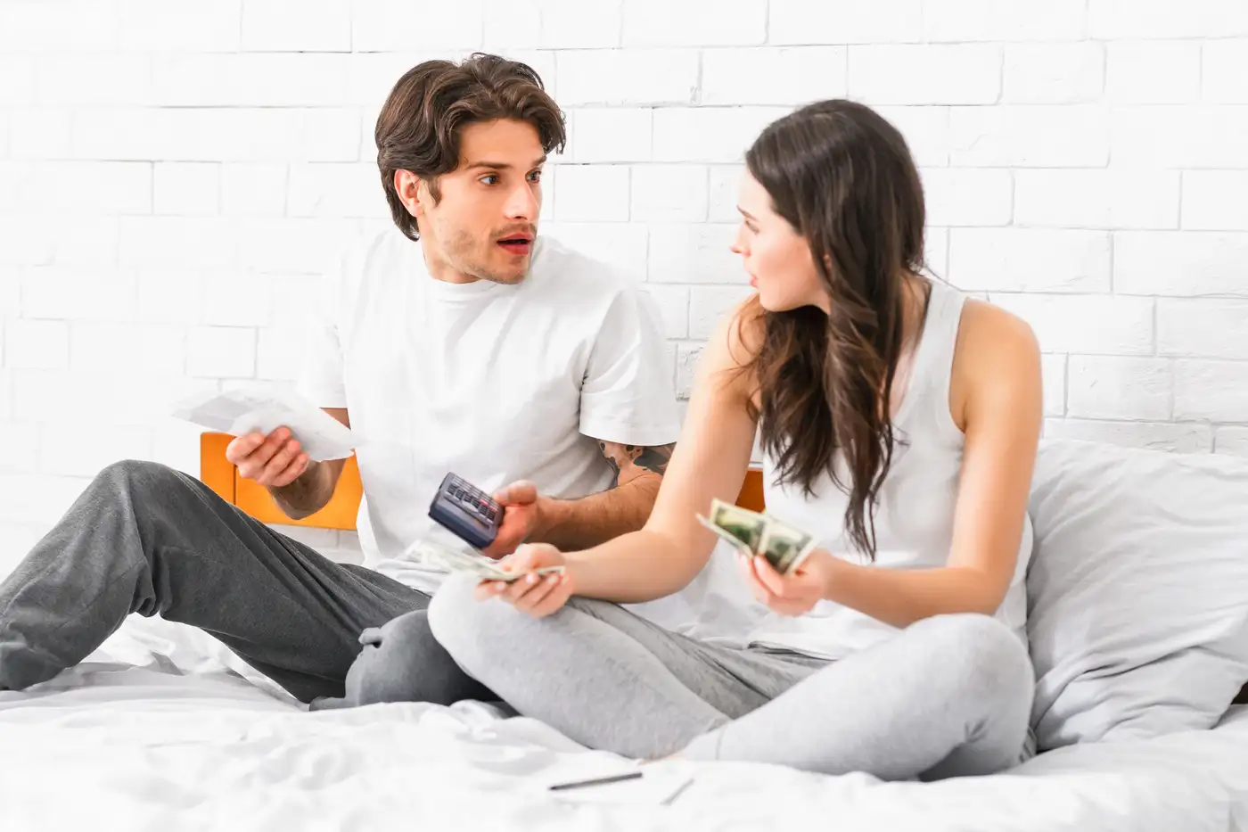 pareja de jóvenes con problemas financieros
