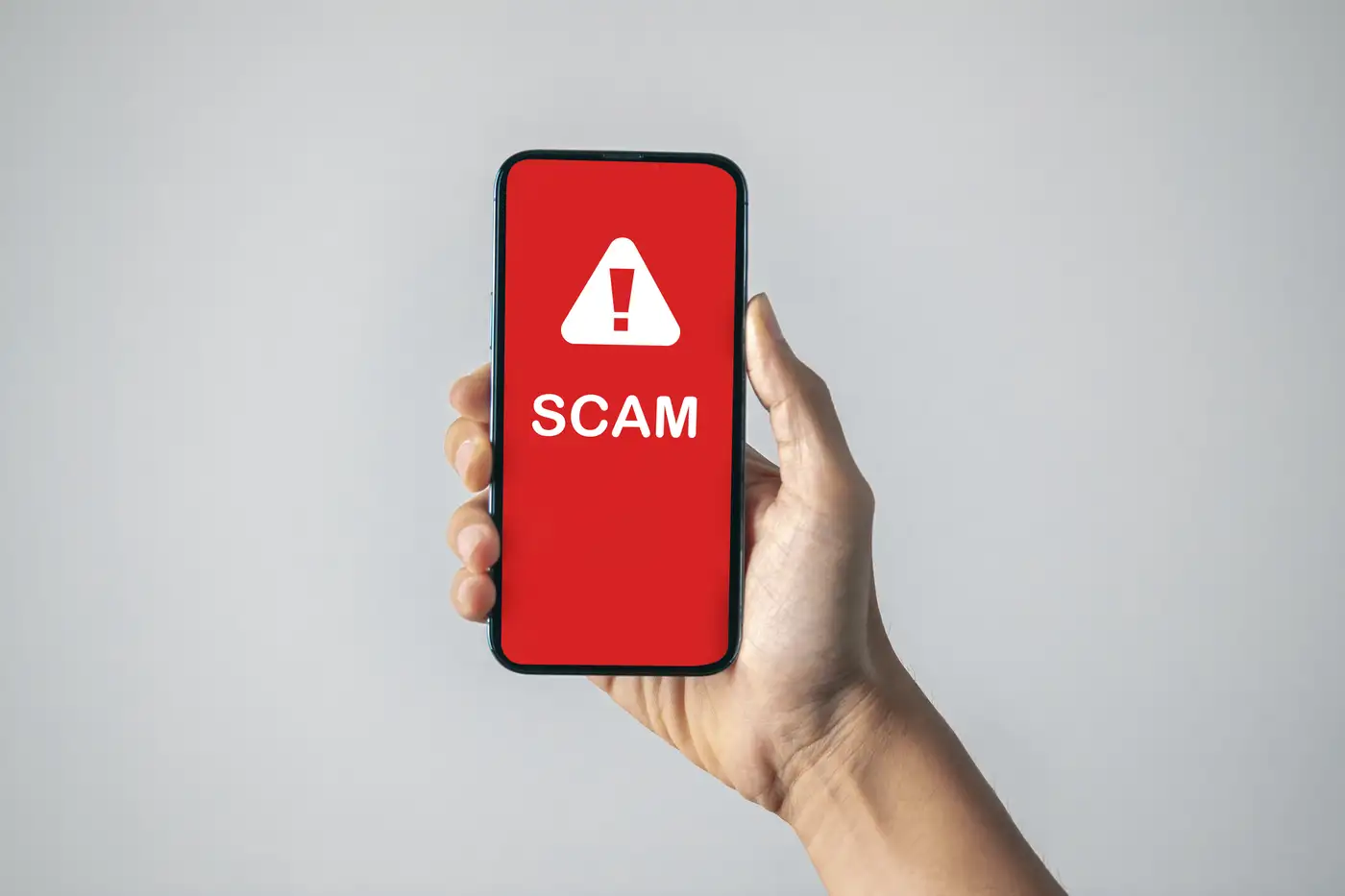 teléfono celular con amenaza de fraude o estafa