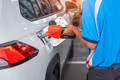 Petróleo sube USD 20 en 3 semanas y alza de combustibles es inevitable: qué significa para tu bolsillo