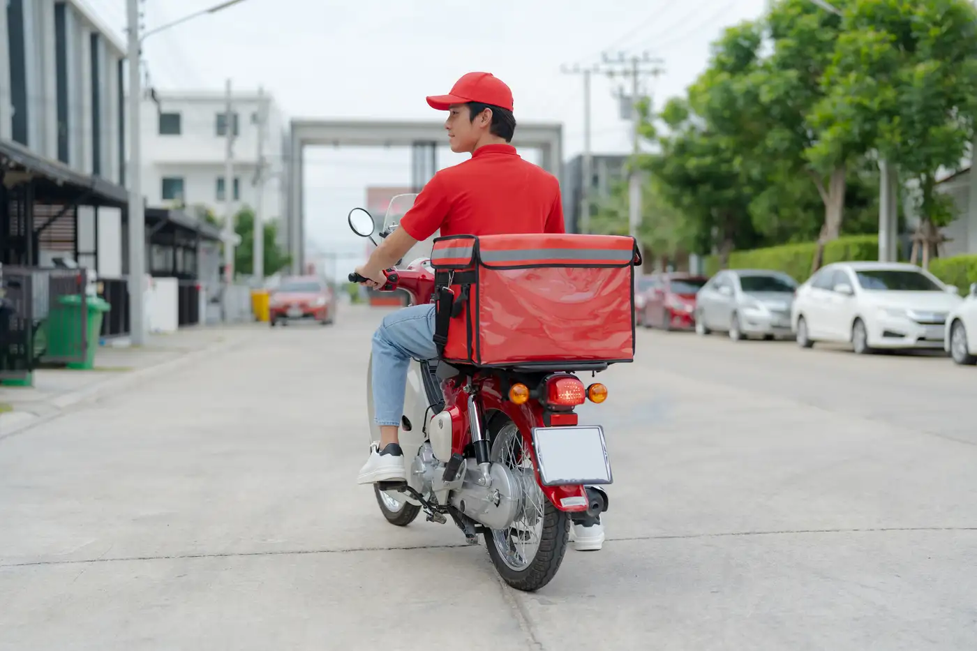 jóven con trabajo informal en servicio de delivery en Latinoamérica