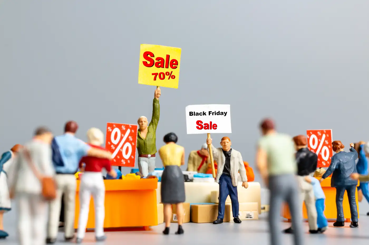 consumidores comprando masivamente en liquidaciones de temporada