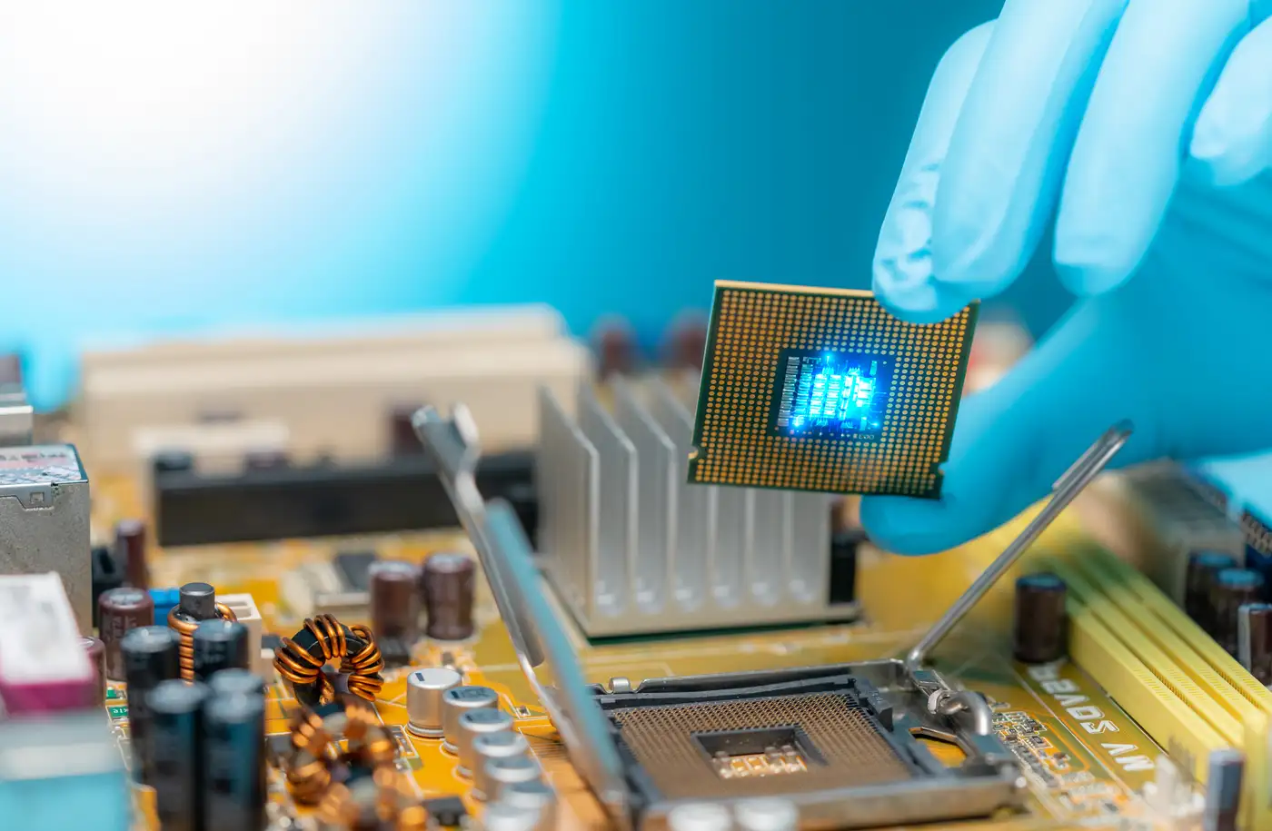 imagen de semiconductor de última tecnología siendo instalado en un computador