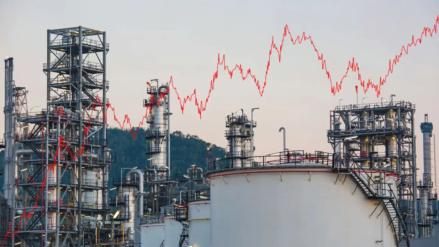 planta de refinación de petróleo con un gráfico de precios con línea roja al alza