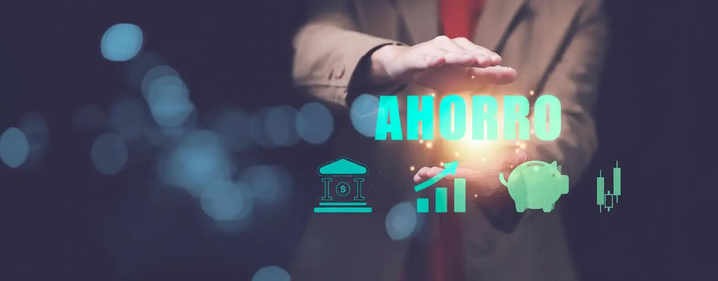 hombre ahorrando de manera automatizada con diferentes objetivos