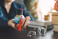 Por qué la educación financiera ya no es opcional: La lección que millones de latinos aprendieron tarde